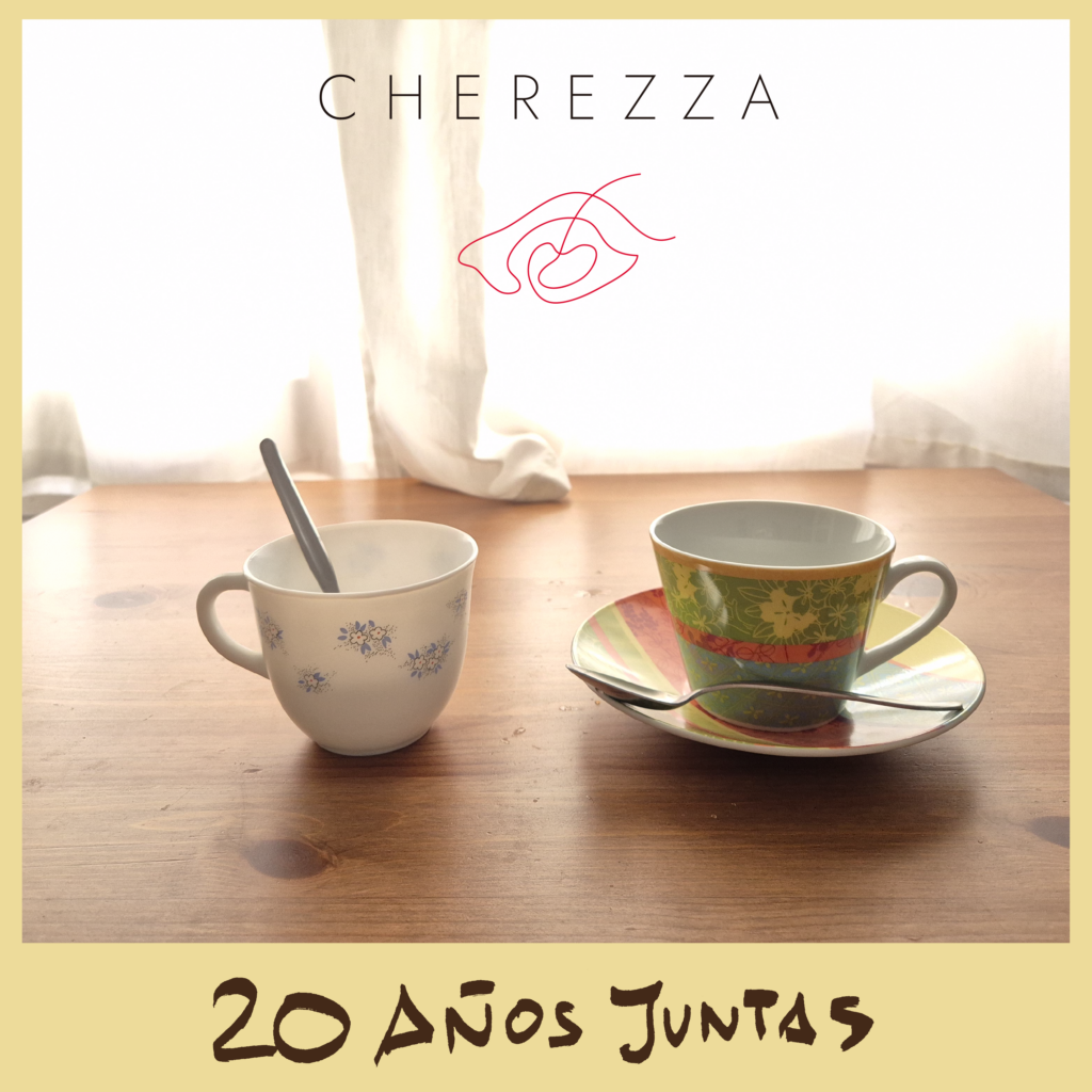 uminosa cubierta con una cortina blanca. Arriba aparece, en letras finas, Cherezza. Después, el logo en forma de hilo rojo y debajo de todo, manuscrito con rotulador: 20 años juntas.